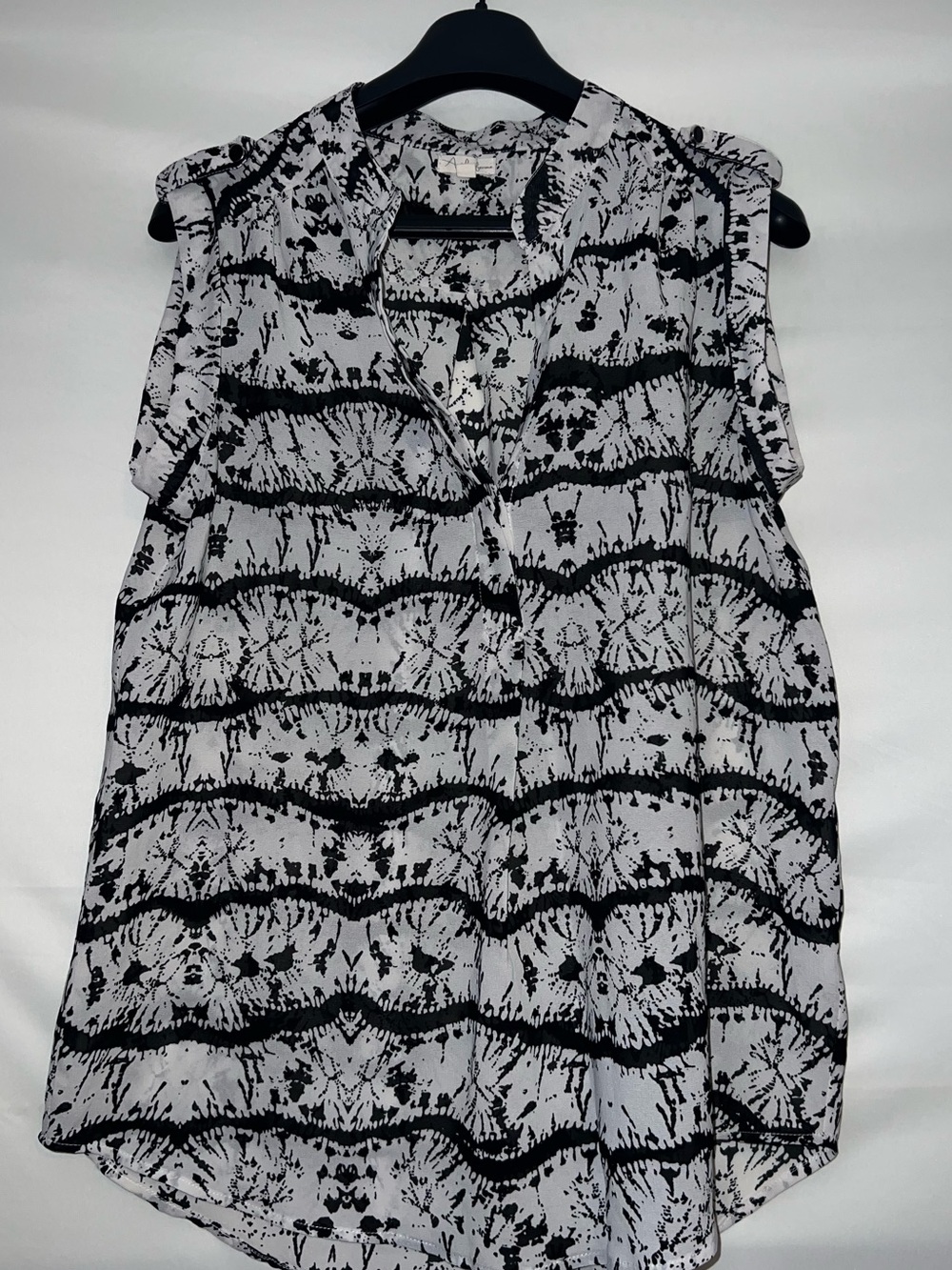 Antilia Femme Black & White Sleeveless V-Neck Blouse